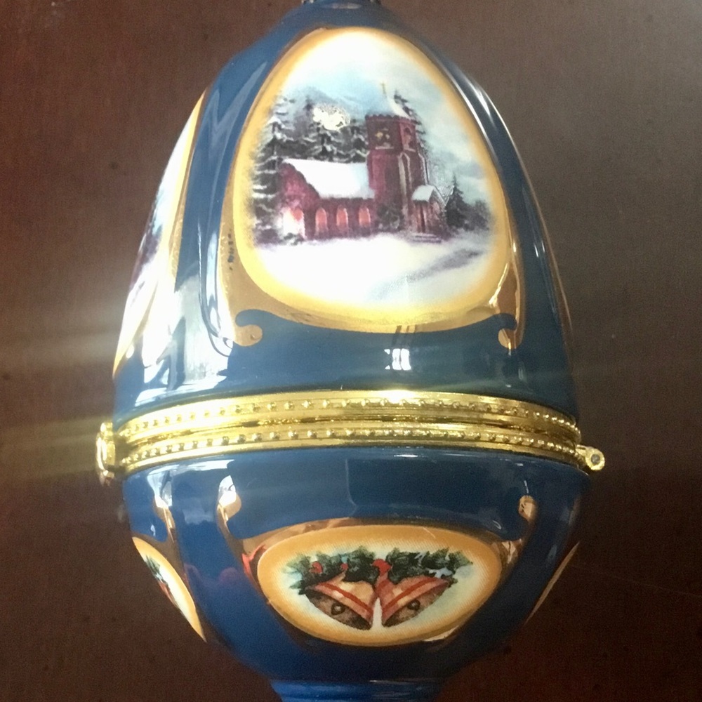 Mr. Christmas Valerie Parr Hill Porcelain Ornament Egg. Music Box. HandCrafted